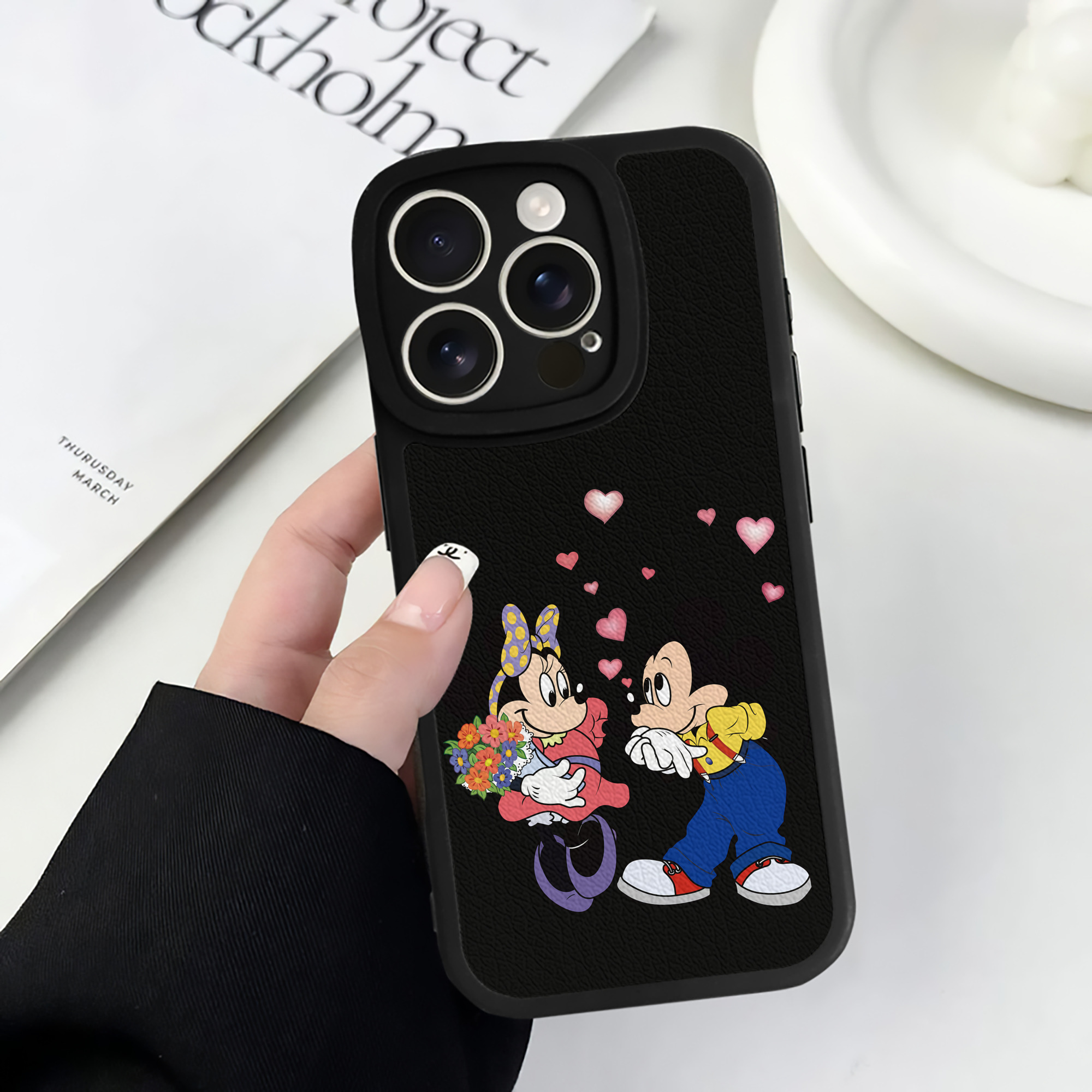 （画像用） ミッキーマウス Mickey Mouse 【iPhone 16シリーズ対応】シリコンスマホケース（レザー調） 材質：シリコン